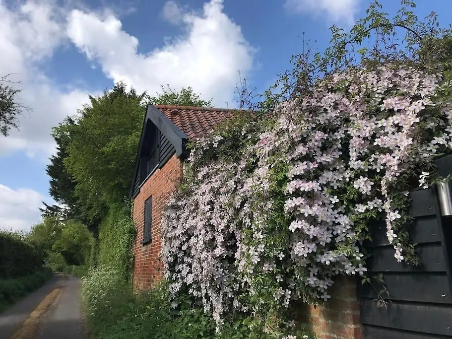 Apartment Woodpecker Shepherd Hut With Private Facilities Newmarket Cb8 Cambridge