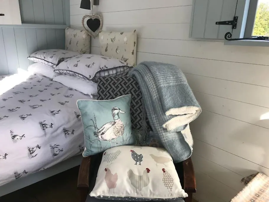 Apartment Woodpecker Shepherd Hut With Private Facilities Newmarket Cb8 Cambridge