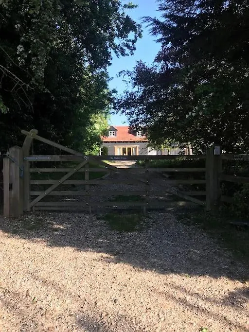 Woodpecker Shepherd Hut With Private Facilities Newmarket Cb8 Cambridge  Apartment