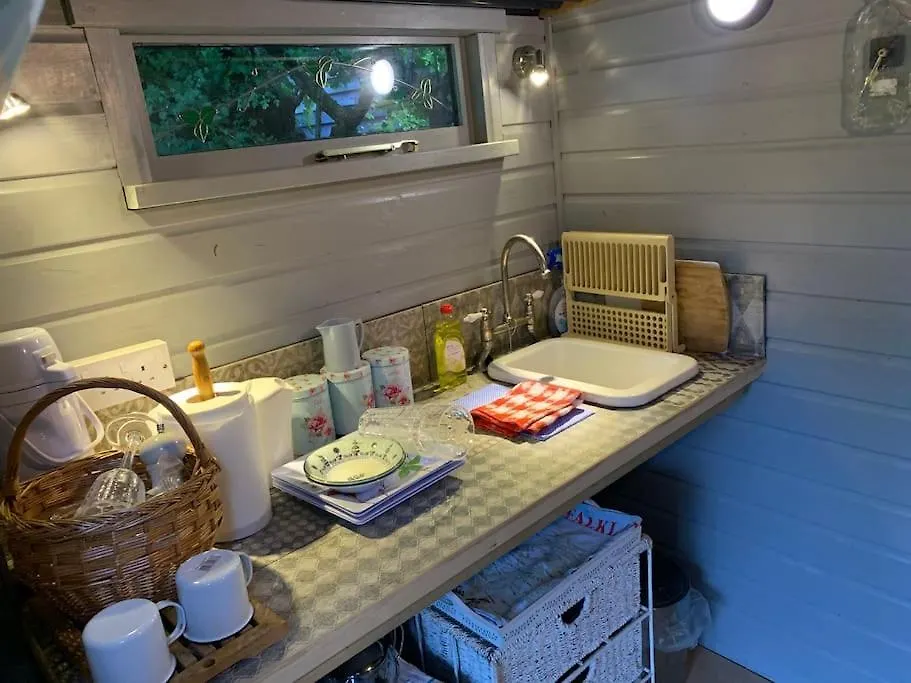 Apartment Woodpecker Shepherd Hut With Private Facilities Newmarket Cb8 Cambridge