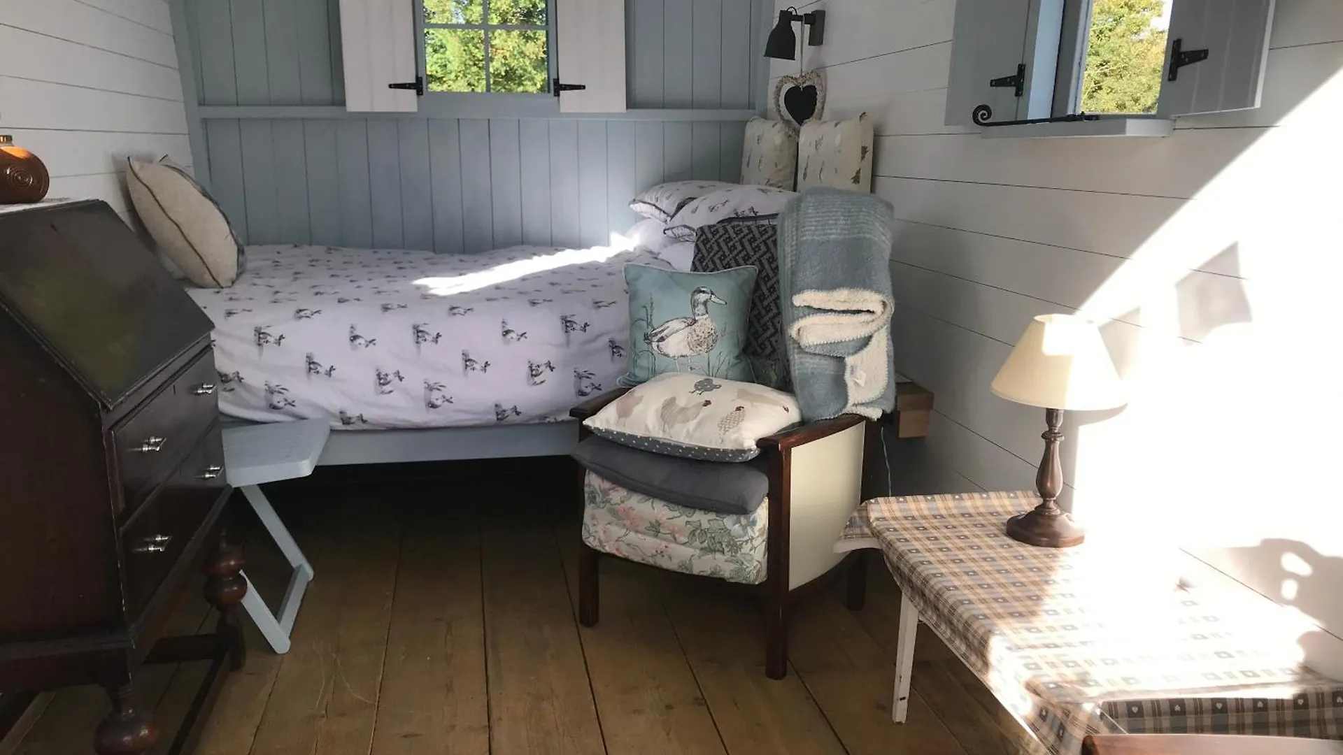 Apartment Woodpecker Shepherd Hut With Private Facilities Newmarket Cb8 Cambridge