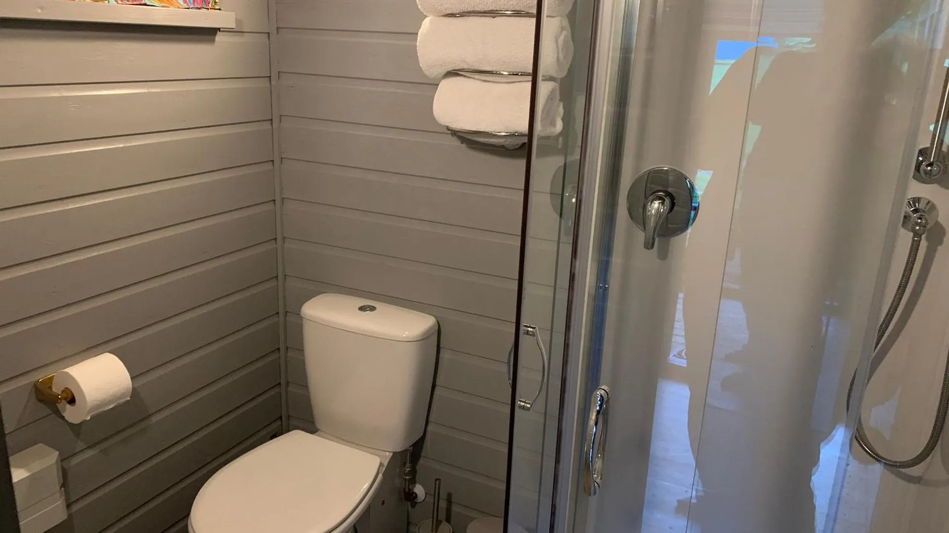 Woodpecker Shepherd Hut With Private Facilities Newmarket Cb8 Cambridge  Apartment