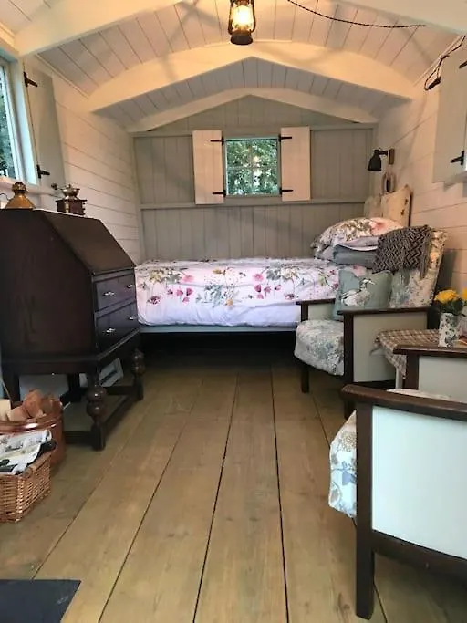 Woodpecker Shepherd Hut With Private Facilities Newmarket Cb8 Cambridge