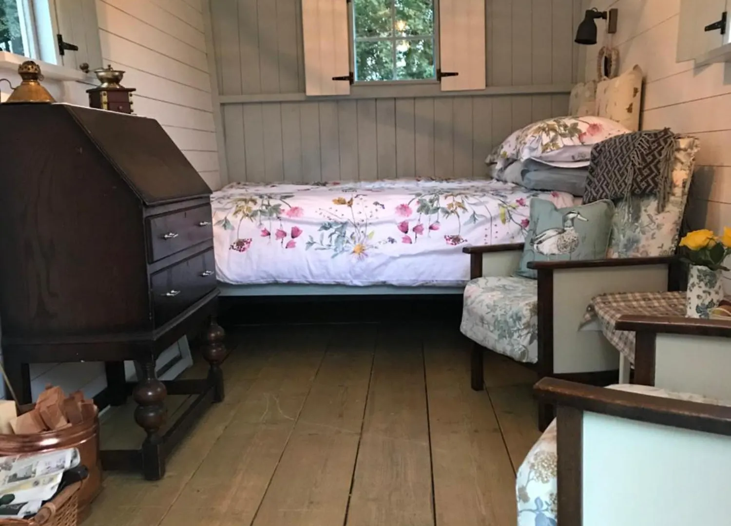 Woodpecker Shepherd Hut With Private Facilities Newmarket Cb8 Cambridge