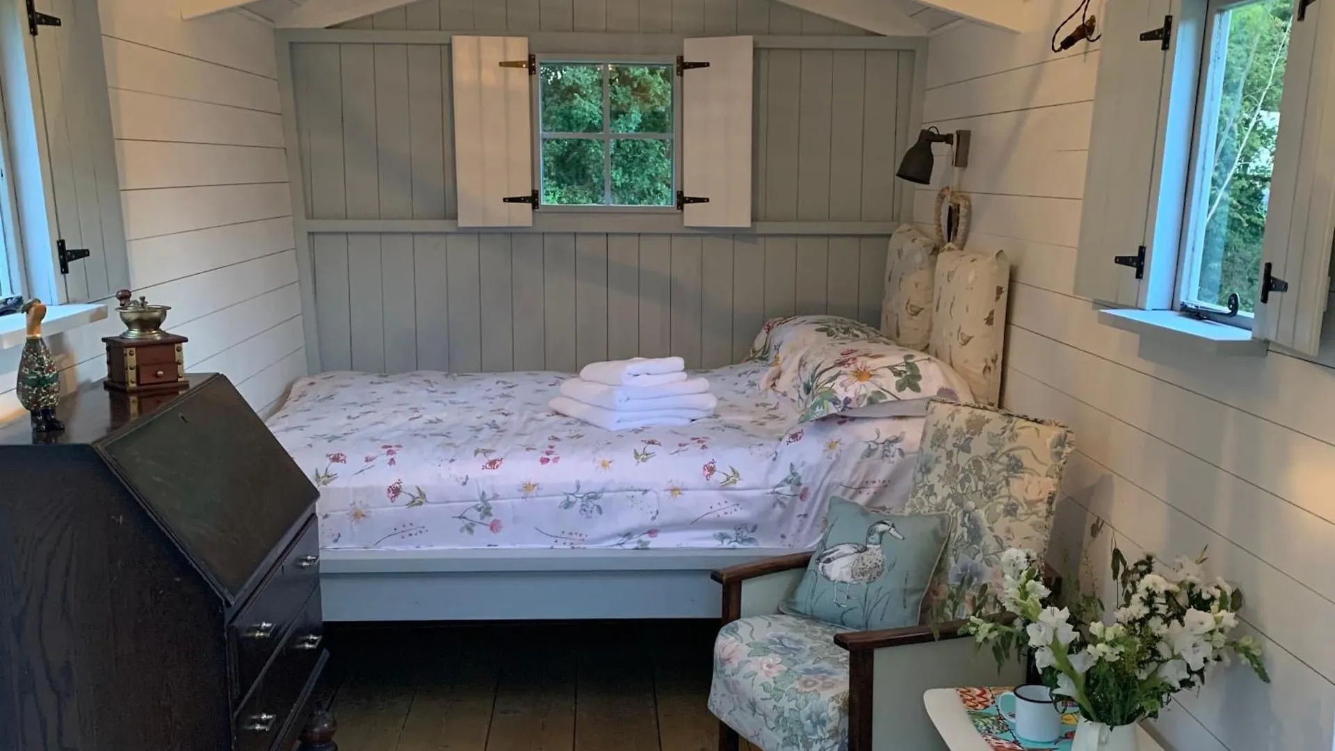 Woodpecker Shepherd Hut With Private Facilities Newmarket Cb8 Cambridge Wielka Brytania